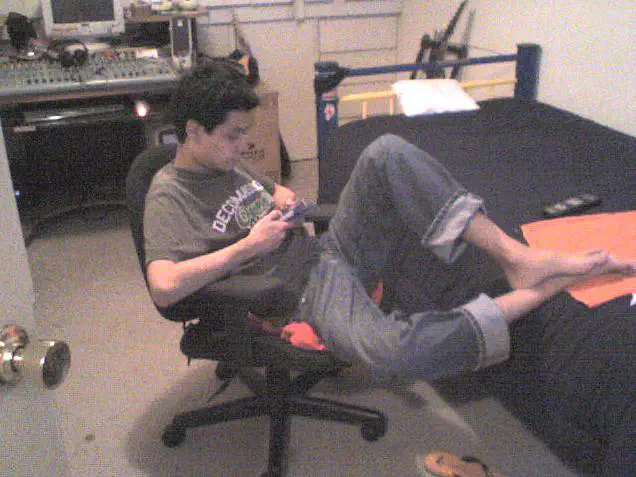 Miguel playing Pokemon Blue in an Gameboy Advance